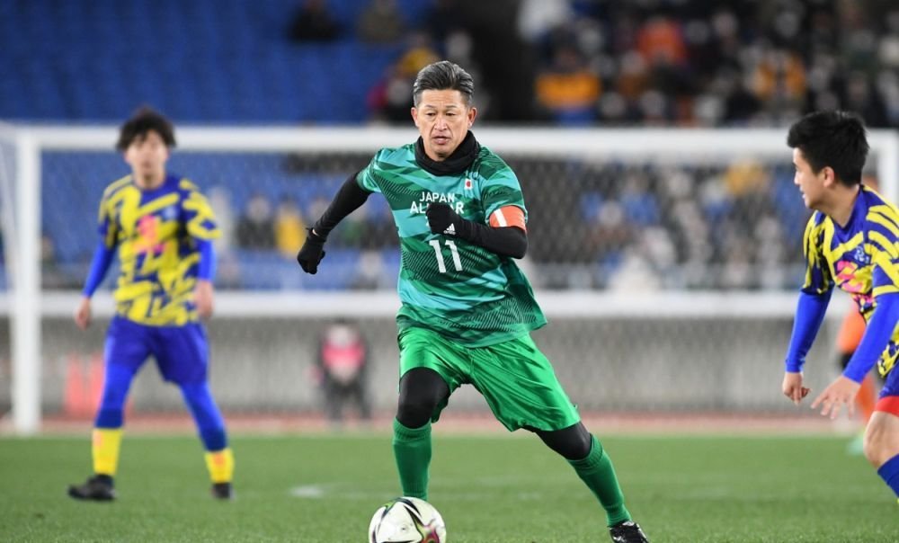 A semnat la aproape 55 de ani! Este singurul fotbalist din lume care a jucat &icirc;n fiecare din ultimele cinci decenii
