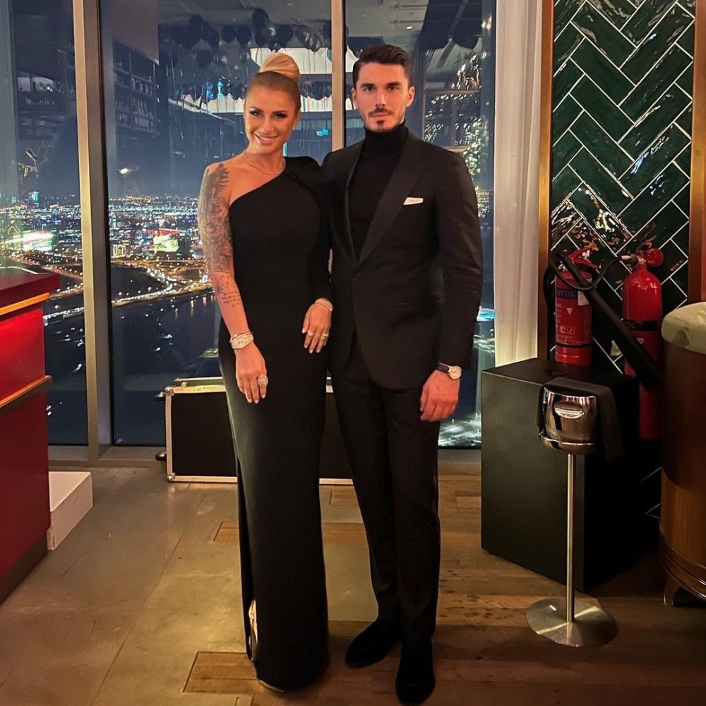 Cine e tânărul misterios cu care s-a pozat Anamaria Prodan de Revelion? Impresara a dezvăluit tot: 