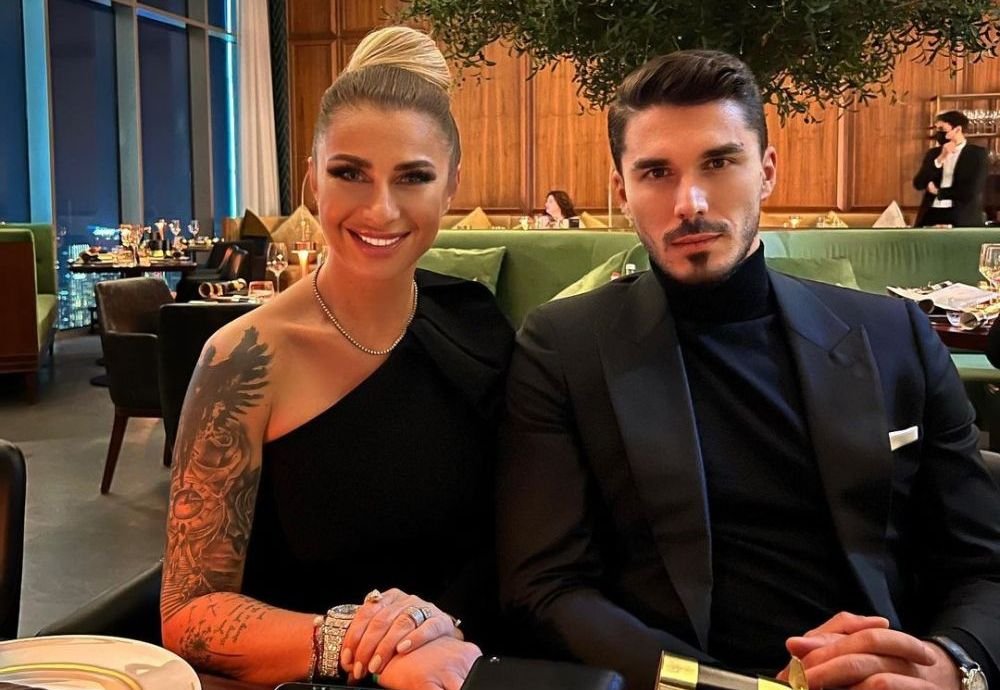 Cine e tânărul misterios cu care s-a pozat Anamaria Prodan de Revelion? Impresara a dezvăluit tot: 