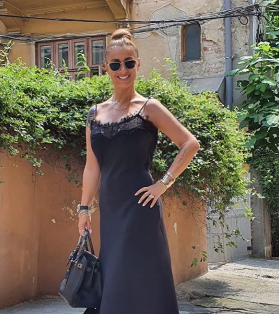 Cine e tânărul misterios cu care s-a pozat Anamaria Prodan de Revelion? Impresara a dezvăluit tot: 