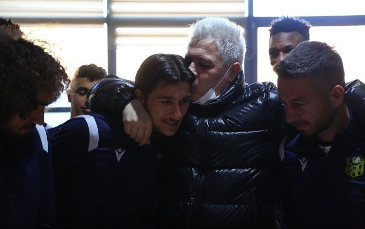 Șumudică, primit cu fast de către jucători c&acirc;nd a revenit la antrenament! Tort și &icirc;mbrățisări pentru antrenorul rom&acirc;n&nbsp;