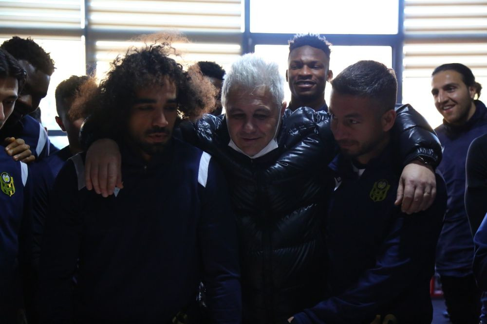 Șumudică, primit cu fast de către jucători când a revenit la antrenament! Tort și îmbrățisări pentru antrenorul român _4