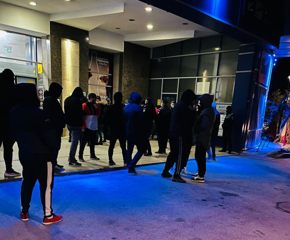 Napoli a sosit &icirc;n Craiova, dar Peluza Sud &icirc;l face viața un calvar! Ultrașii au protestat și au umplut străzile din Bănie&nbsp;