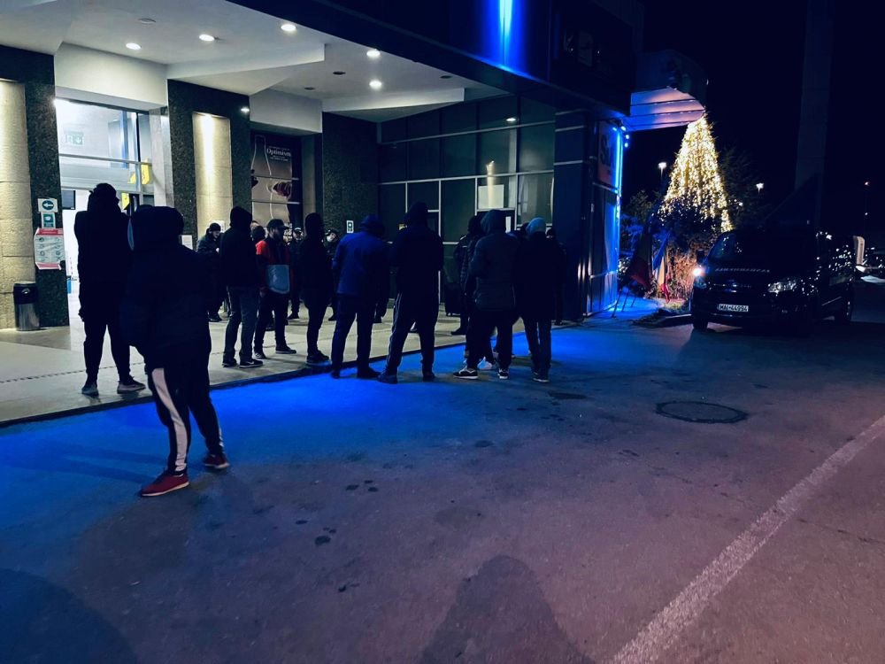 Napoli a sosit în Craiova, dar Peluza Sud îl face viața un calvar! Ultrașii au protestat și au umplut străzile din Bănie _2