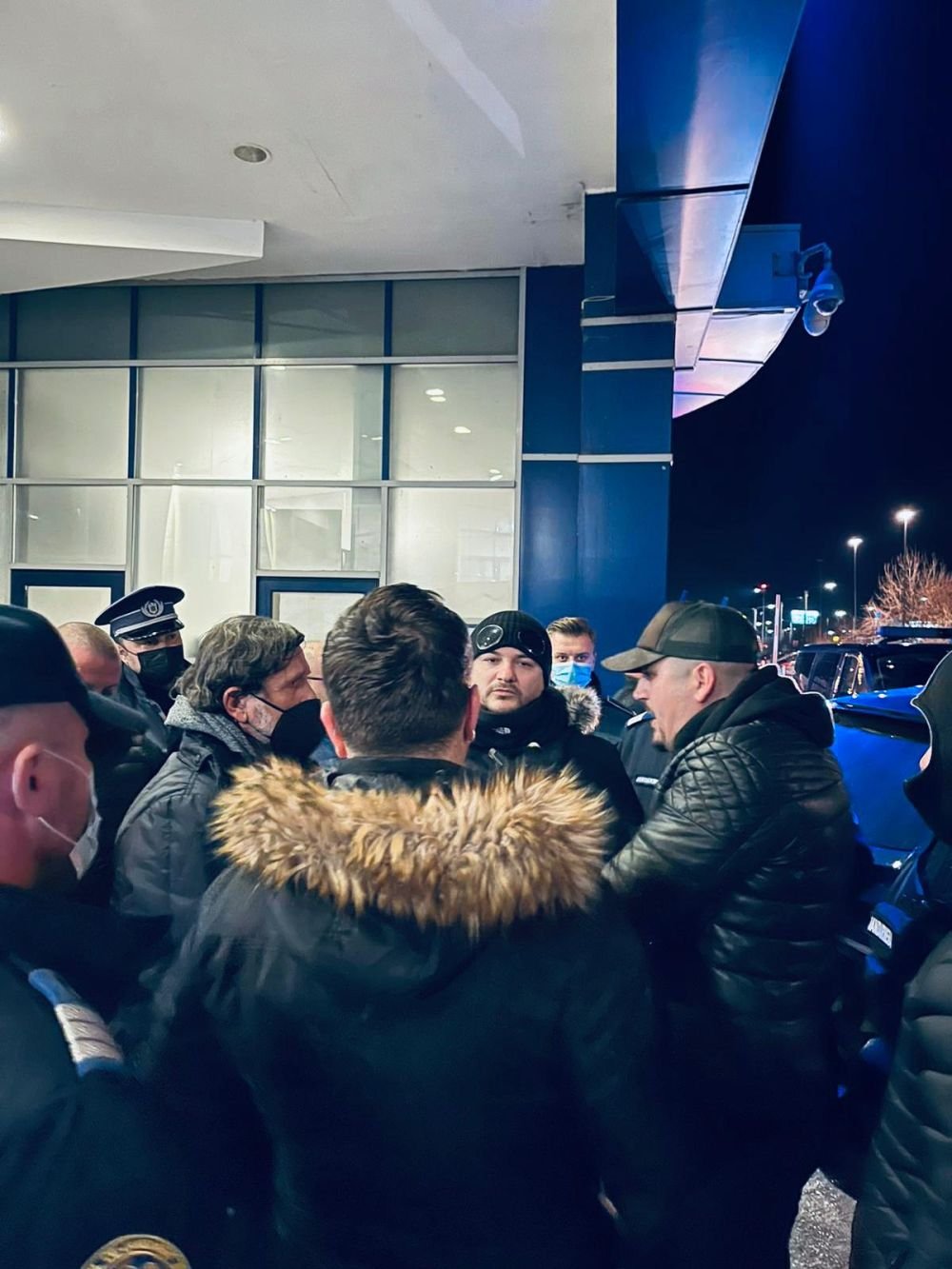 Napoli a sosit în Craiova, dar Peluza Sud îl face viața un calvar! Ultrașii au protestat și au umplut străzile din Bănie _3