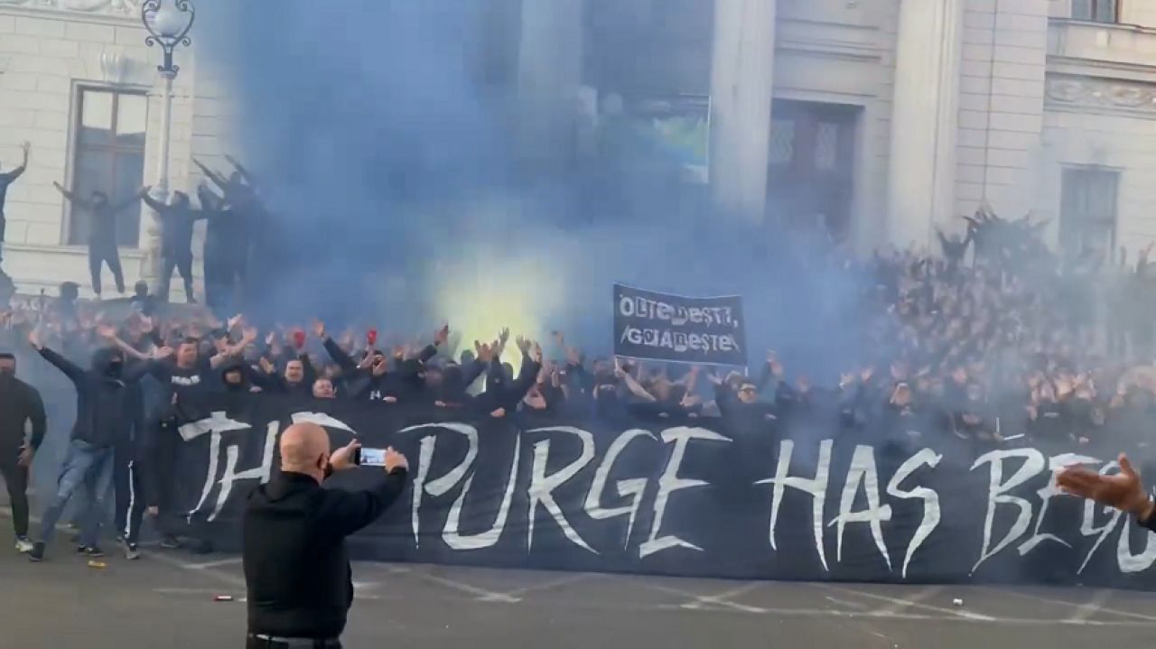 Napoli a sosit în Craiova, dar Peluza Sud îl face viața un calvar! Ultrașii au protestat și au umplut străzile din Bănie _4