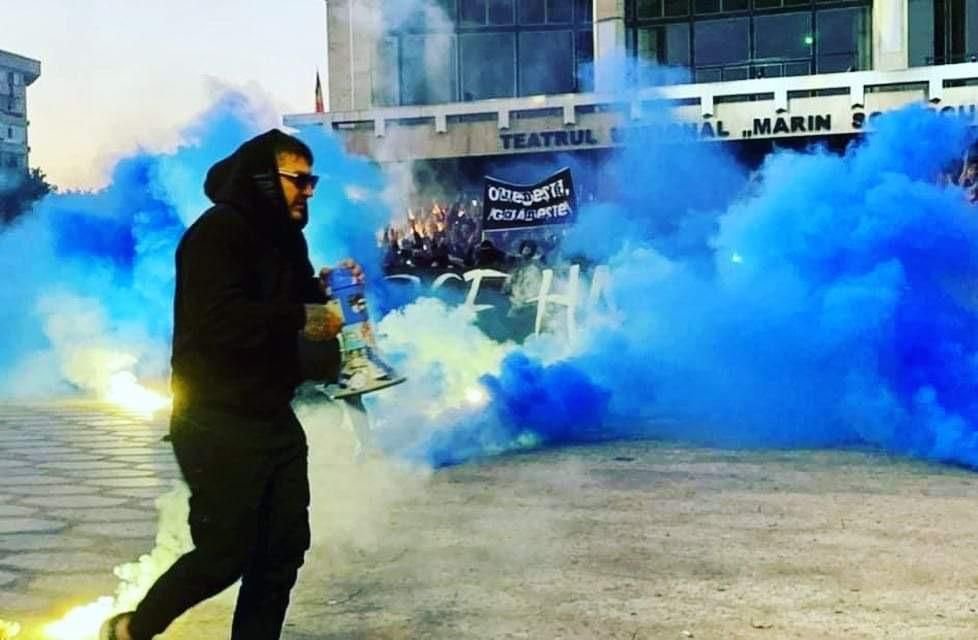 Napoli a sosit în Craiova, dar Peluza Sud îl face viața un calvar! Ultrașii au protestat și au umplut străzile din Bănie _6