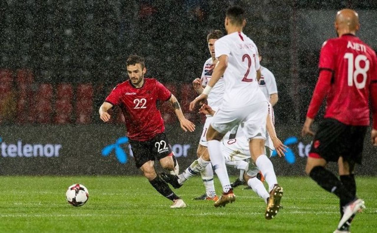 Dinamo se refuză chiar și când oferă bani mai mulți! Favoritul lui Stoican a preferat un salariu mai mic în Ungaria _2