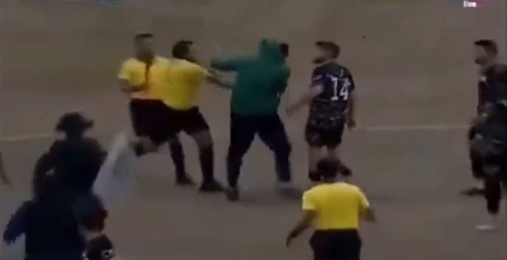 Imagini neverosimile la un meci de fotbal: arbitrii și jucătorii și-au &icirc;mpărțit pumni și picioare pe teren