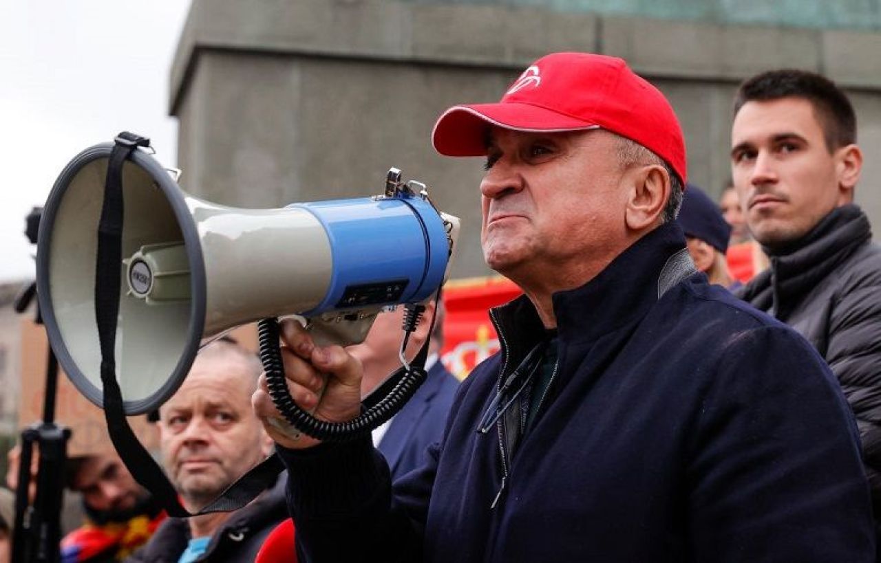 Familia lui Djokovic iese la atac: „Stă într-o cameră murdară fără a avea contact cu noi! Îl calcă în picioare!” Protest cu mii de oameni_1