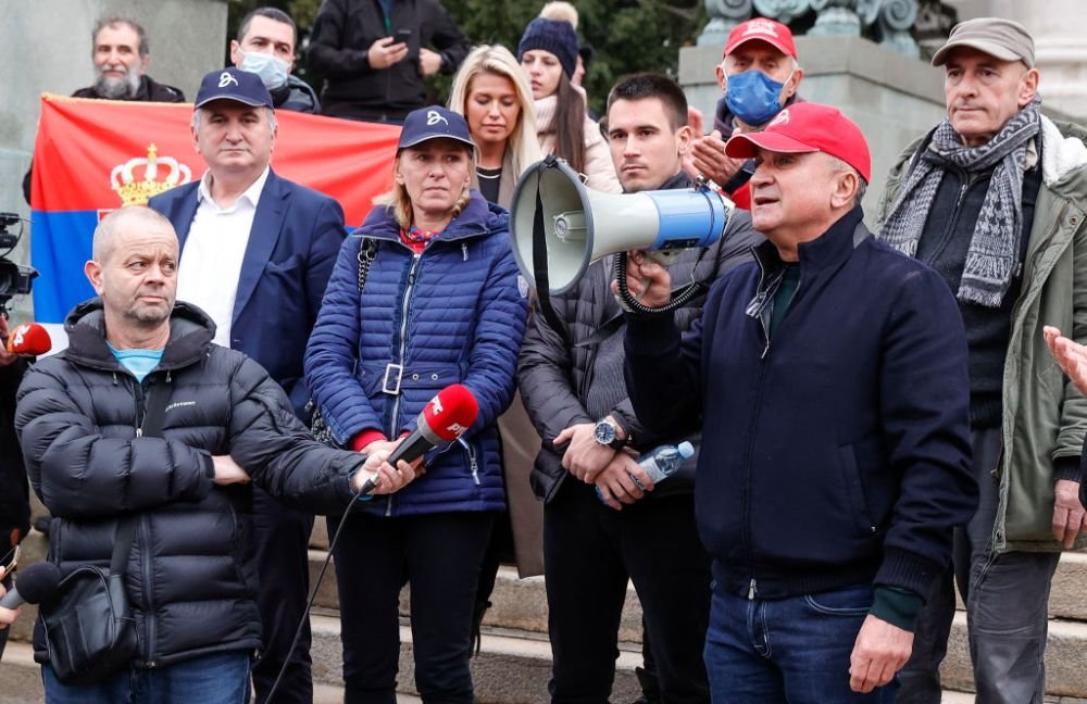 Familia lui Djokovic iese la atac: „Stă într-o cameră murdară fără a avea contact cu noi! Îl calcă în picioare!” Protest cu mii de oameni_2
