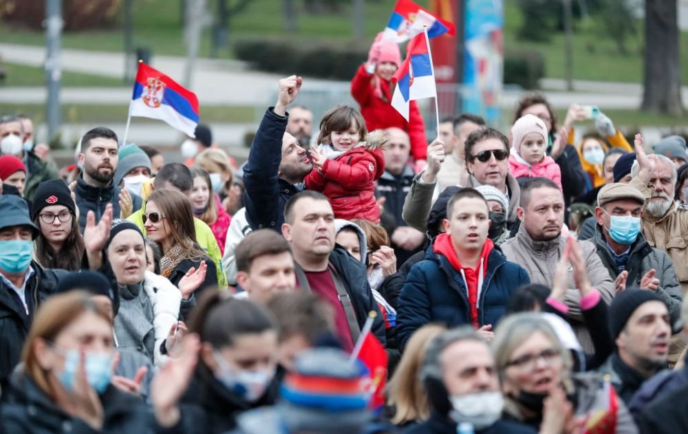 Familia lui Djokovic iese la atac: „Stă într-o cameră murdară fără a avea contact cu noi! Îl calcă în picioare!” Protest cu mii de oameni_3