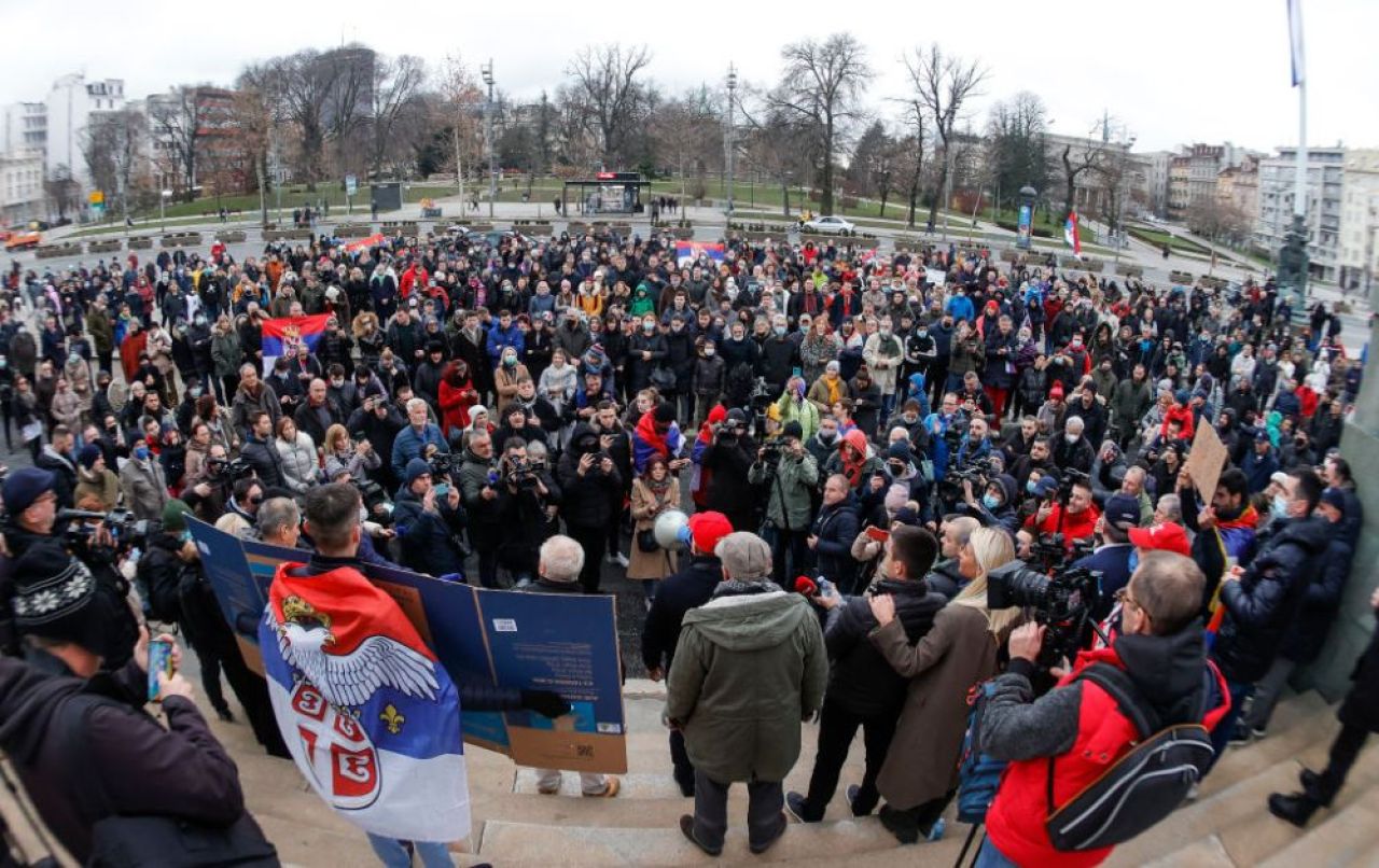 Familia lui Djokovic iese la atac: „Stă într-o cameră murdară fără a avea contact cu noi! Îl calcă în picioare!” Protest cu mii de oameni_4