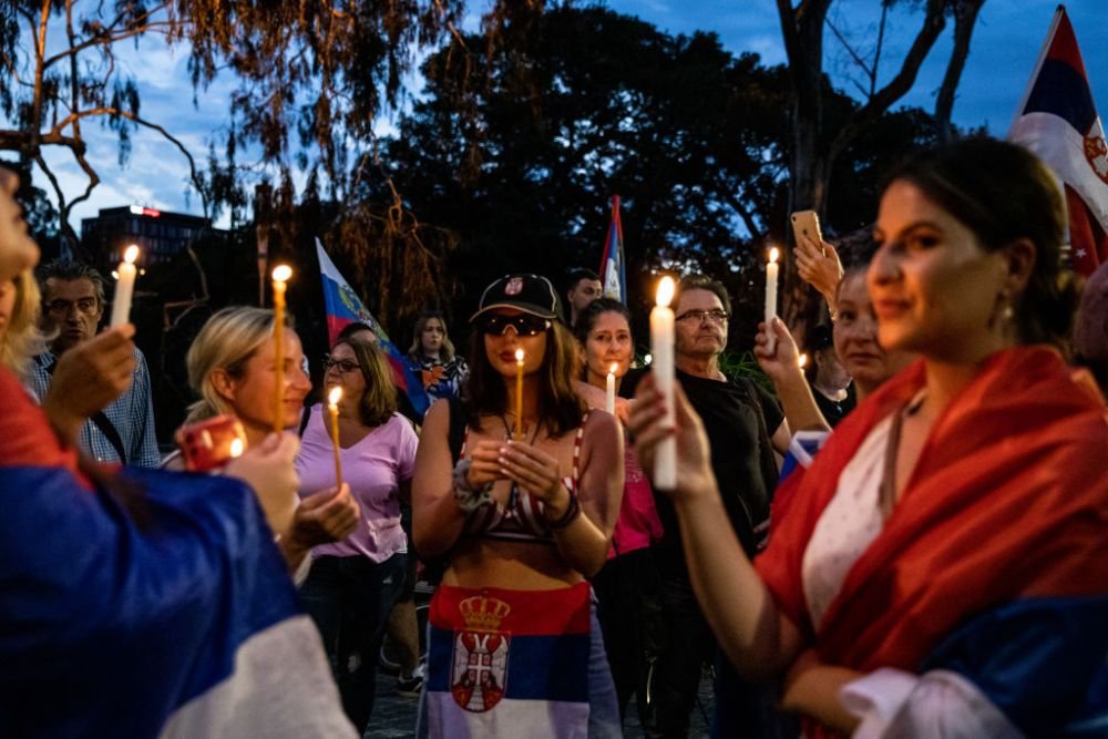 Familia lui Djokovic iese la atac: „Stă într-o cameră murdară fără a avea contact cu noi! Îl calcă în picioare!” Protest cu mii de oameni_5