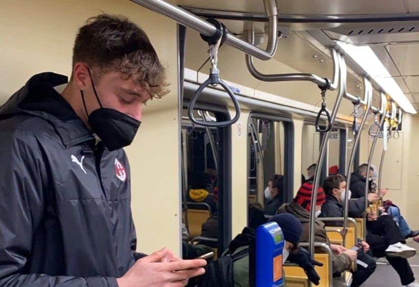 Imaginea zilei &icirc;n Italia! Un jucător de la AC Milan s-a &icirc;ntors acasă cu metroul după meciul cu AS Roma
