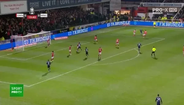 Swindon - Manchester City 0-1! Palmer a pătruns prin flancul drept, a driblat un adversar apoi a centrat în fața porții, de unde Silva a trimis balonul cu latul în poartă