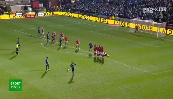 Min. 59: GOOOL City! Gundogan execută o lovitură liberă pe lângă zid și trimite lângă stâlpul din stânga al porții adverse.