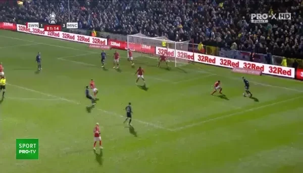 Min. 83: GOOOL Manchester City! Palmer restabilește diferența cu un șut superb, direct în vinclul porții lui Swindon.