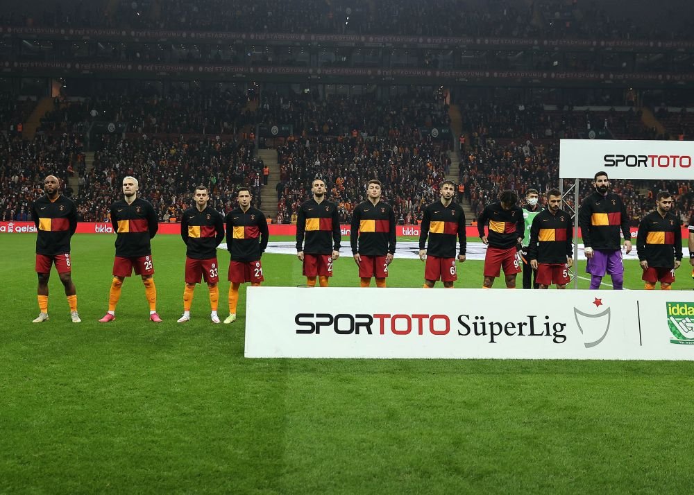 Galatasaray a pierdut &icirc;n primul meci al anului, fanii s-au &icirc;nfuriat: &bdquo;Jos tricourile!&rdquo; Cic&acirc;ldău și Moruțan au fost titulari