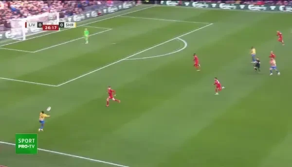 GOL Shrewsbury! Ogbeta centrează perfect din flancul st&acirc;ng, iar Bennet răm&acirc;ne singur și &icirc;nscrie din fața porții.