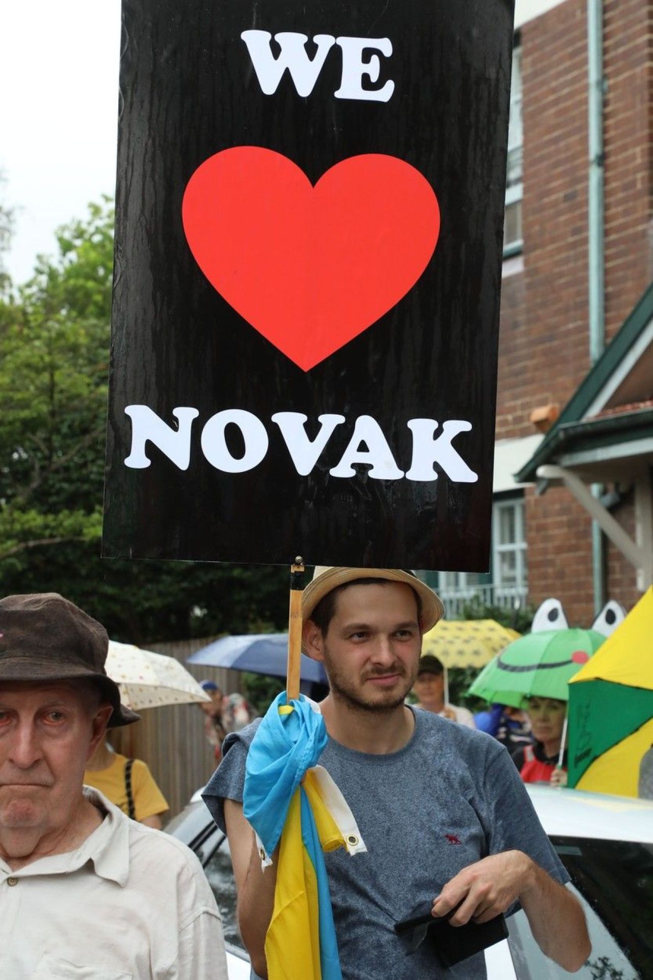 Cu ce pancarte au ieșit pe străzi, în Sydney, fanii lui Novak Djokovic _1