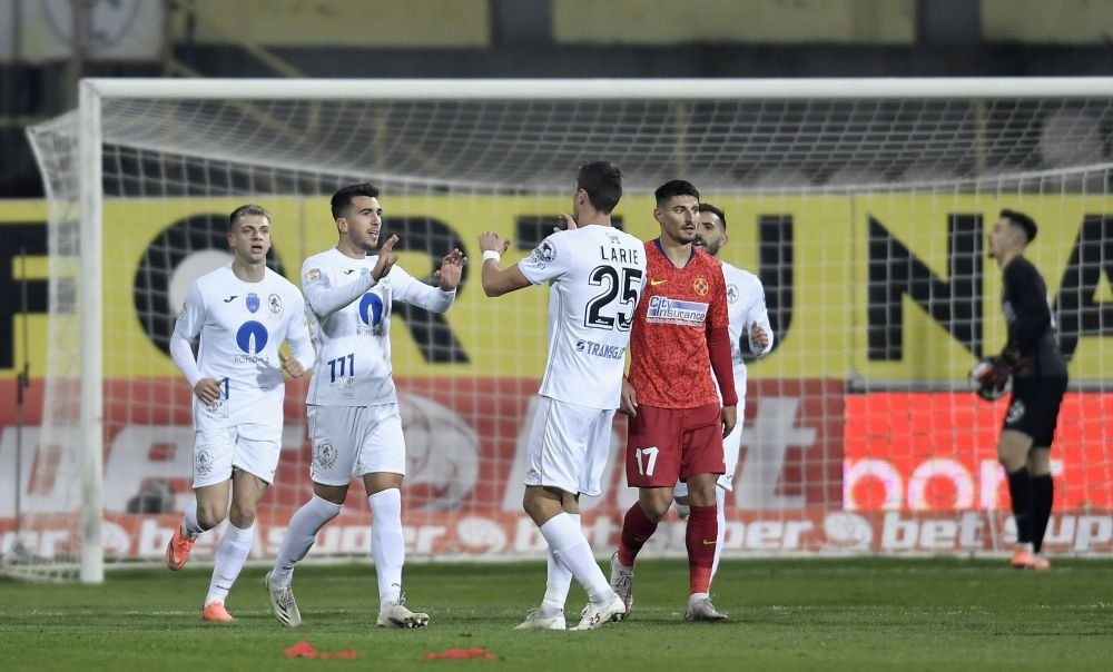 &Icirc;ncă un rom&acirc;n la Galatasaray? Turcii anunță: Șase echipe &icirc;l vor!