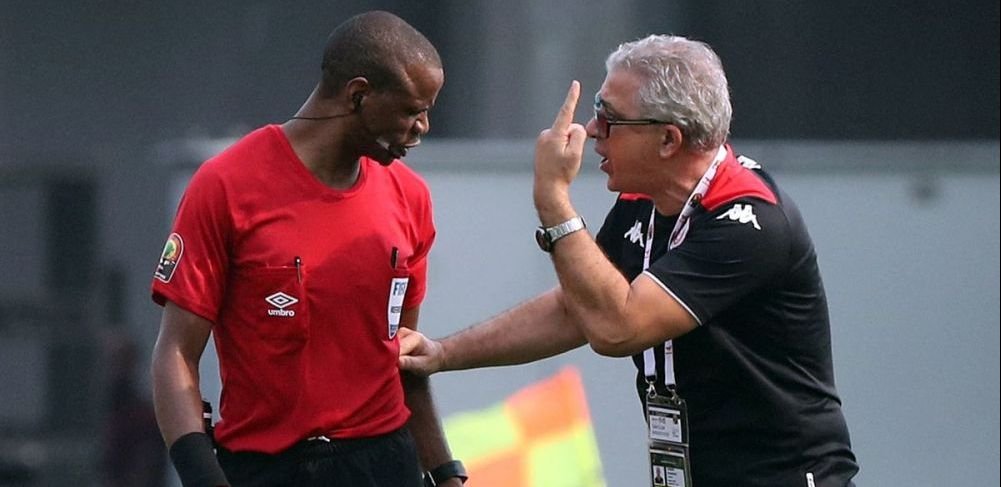Și-a pierdut răbdarea pe teren!? Arbitrul meciului Tunisia - Mali a oprit meciul mult mai devreme dec&acirc;t trebuia