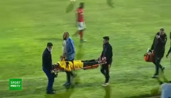 Momente de panică la ultimul amical al lui UTA! Portarul advers, scos pe targă după ce a primit o minge &icirc;n față