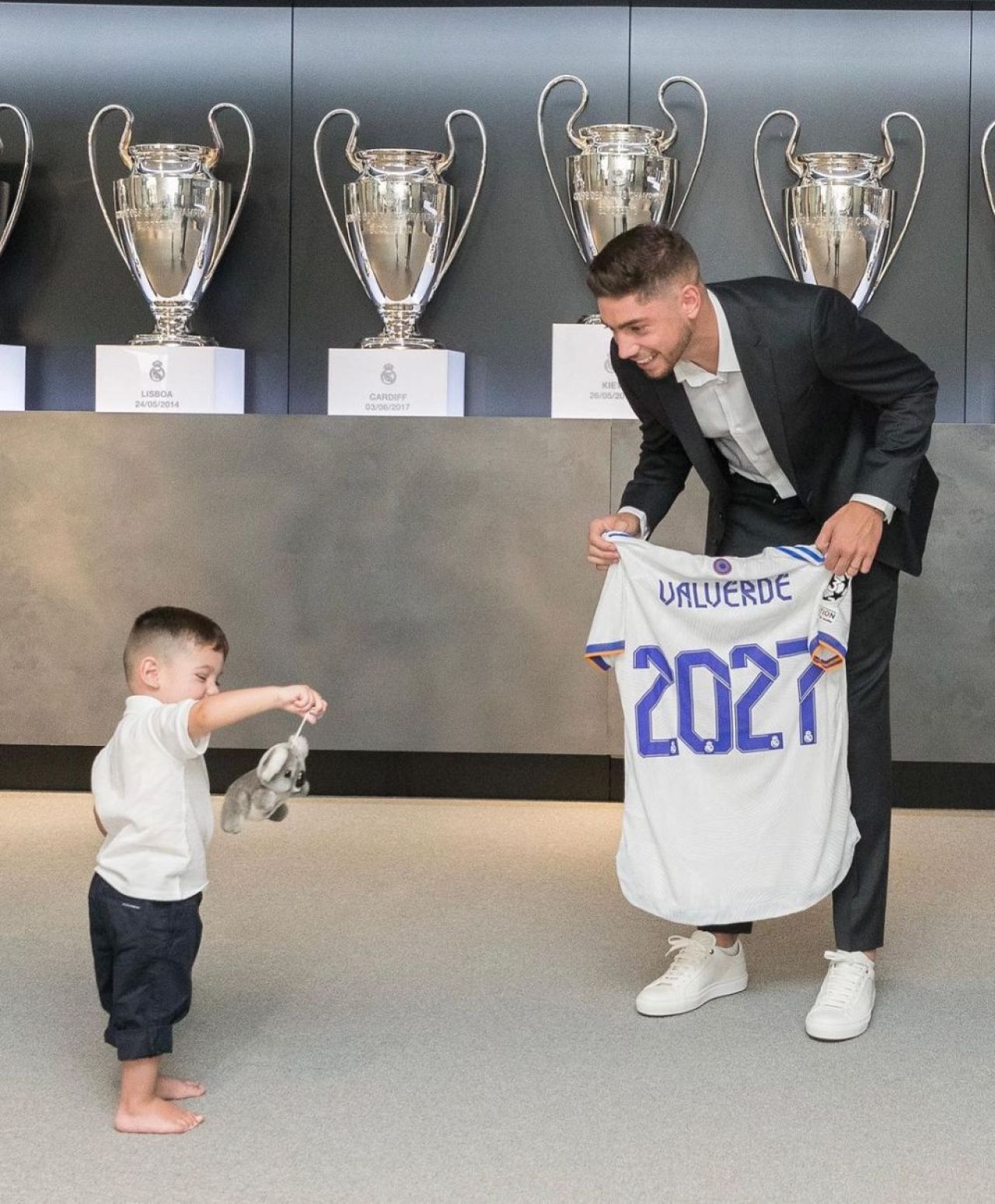 S-a dezbrăcat de bucurie! Iubita lui Valverde a renunțat la tricou după golul decisiv marcat de iubitul ei în El Clasico_15