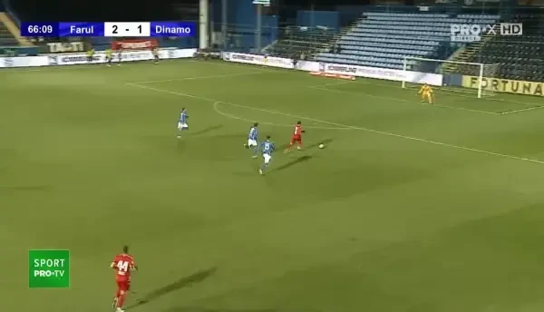 Farul - Dinamo 2-2! Bordușanu îi pasează pe poziție viitoare lui Sorescu, care preia balonul, apoi avansează și îl culcă pe portarul Farului, după care trimite mingea în poartă