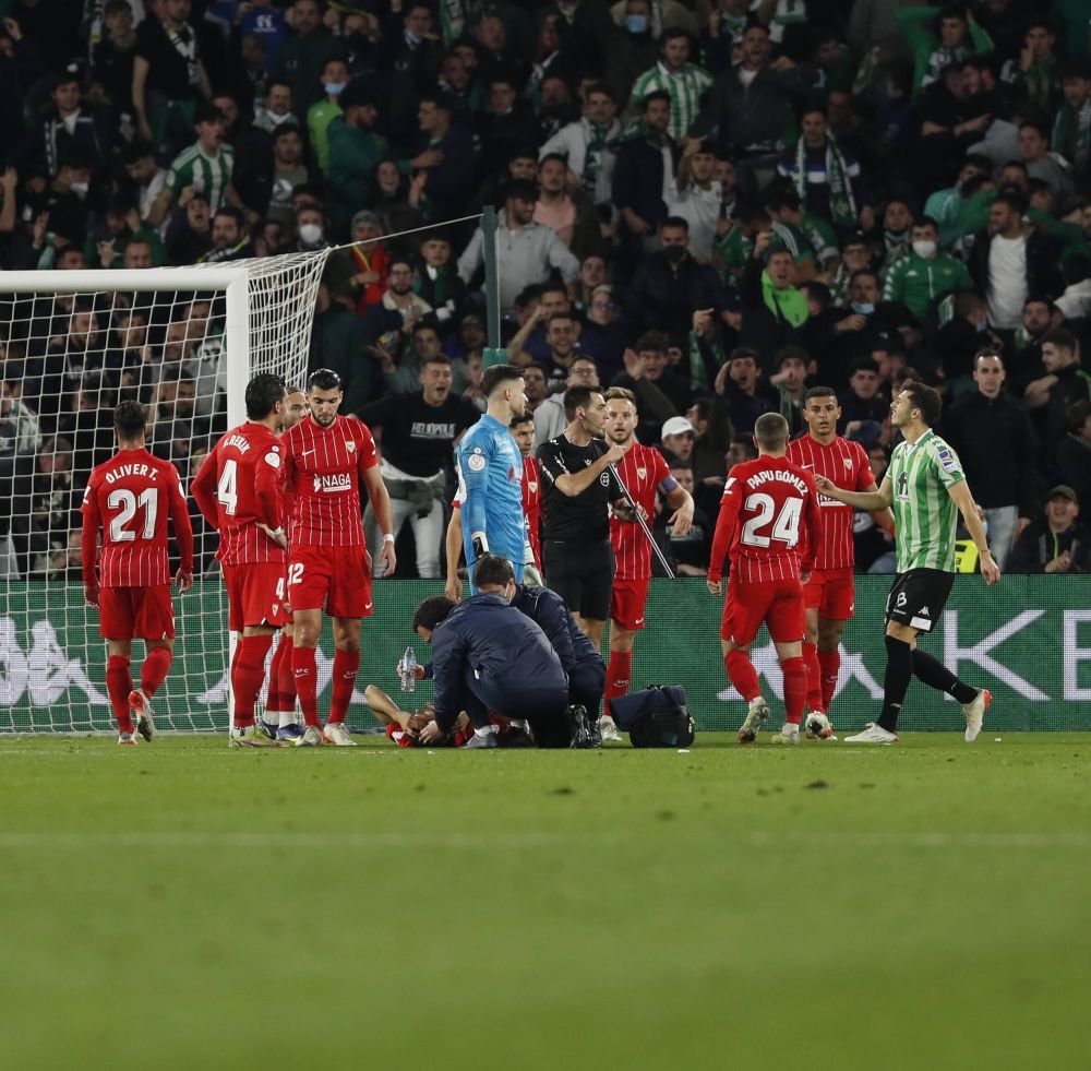 Scandal major în Cupa Spaniei la meciul Real Betis - Sevilla! Fekir a înscris din corner, dar partida a fost suspendată după ce un jucător a fost lovit în cap cu un obiect aruncat de fani_2