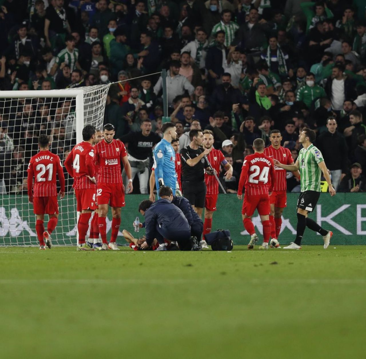 Scandal major în Cupa Spaniei la meciul Real Betis - Sevilla! Fekir a înscris din corner, dar partida a fost suspendată după ce un jucător a fost lovit în cap cu un obiect aruncat de fani_2