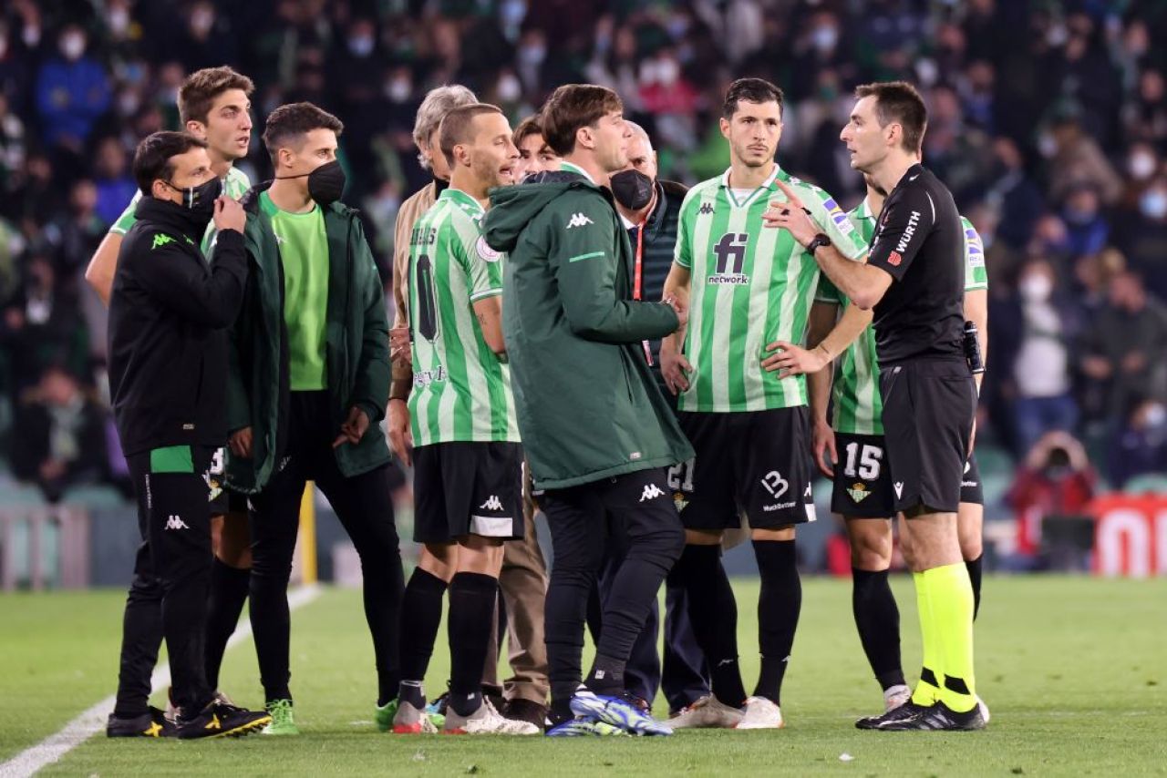 Scandal major în Cupa Spaniei la meciul Real Betis - Sevilla! Fekir a înscris din corner, dar partida a fost suspendată după ce un jucător a fost lovit în cap cu un obiect aruncat de fani_4