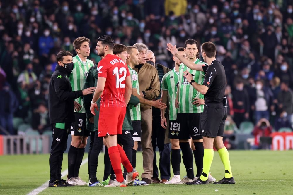 Scandal major în Cupa Spaniei la meciul Real Betis - Sevilla! Fekir a înscris din corner, dar partida a fost suspendată după ce un jucător a fost lovit în cap cu un obiect aruncat de fani_5