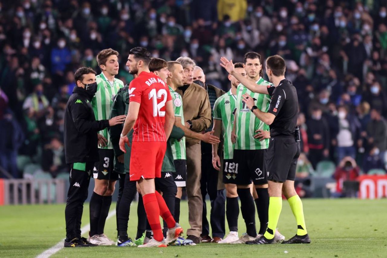 Scandal major în Cupa Spaniei la meciul Real Betis - Sevilla! Fekir a înscris din corner, dar partida a fost suspendată după ce un jucător a fost lovit în cap cu un obiect aruncat de fani_5