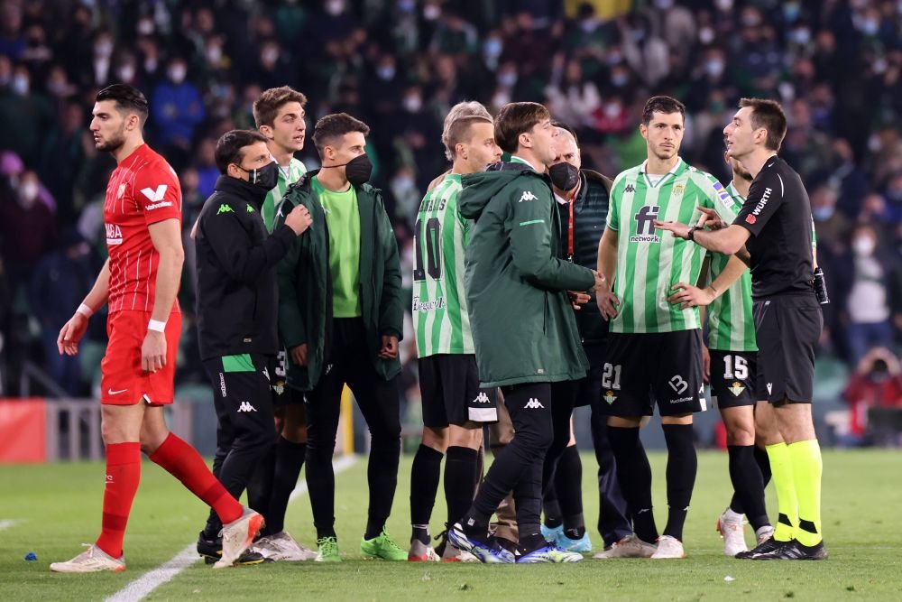 Scandal major în Cupa Spaniei la meciul Real Betis - Sevilla! Fekir a înscris din corner, dar partida a fost suspendată după ce un jucător a fost lovit în cap cu un obiect aruncat de fani_7