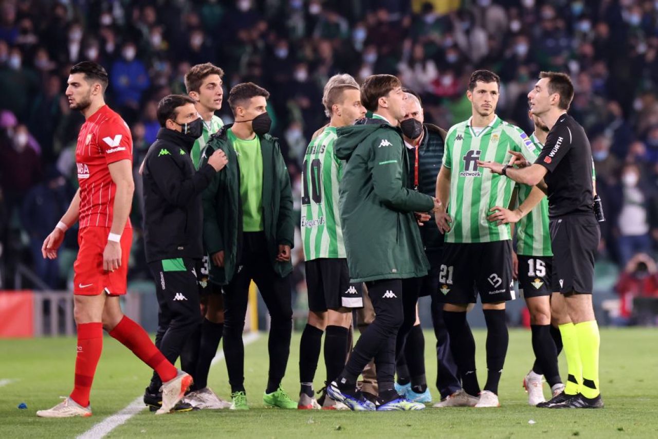 Scandal major în Cupa Spaniei la meciul Real Betis - Sevilla! Fekir a înscris din corner, dar partida a fost suspendată după ce un jucător a fost lovit în cap cu un obiect aruncat de fani_7