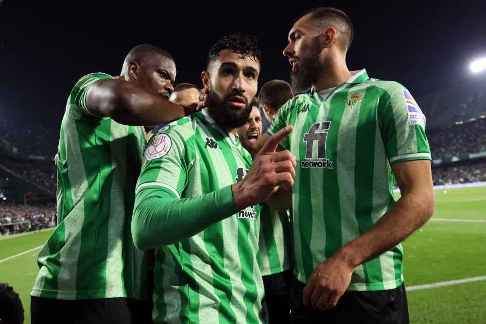 Scandal major în Cupa Spaniei la meciul Real Betis - Sevilla! Fekir a înscris din corner, dar partida a fost suspendată după ce un jucător a fost lovit în cap cu un obiect aruncat de fani_8