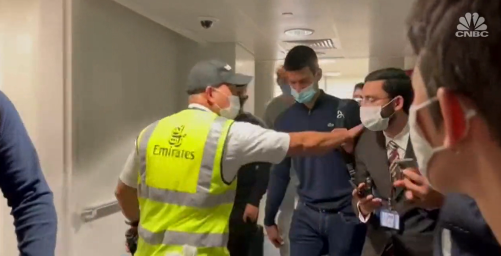 Cum au reacționat fanii c&acirc;nd l-au văzut pe Djokovic pe aeroportul din Dubai