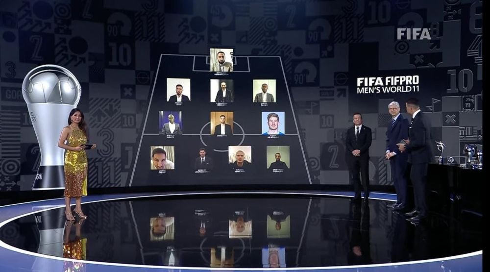 Sunt imaginile momentului! Messi, driblat de tehnologie la gala FIFA! :) Fanii au râs de el: „Toți în costum, el în pijama”_3