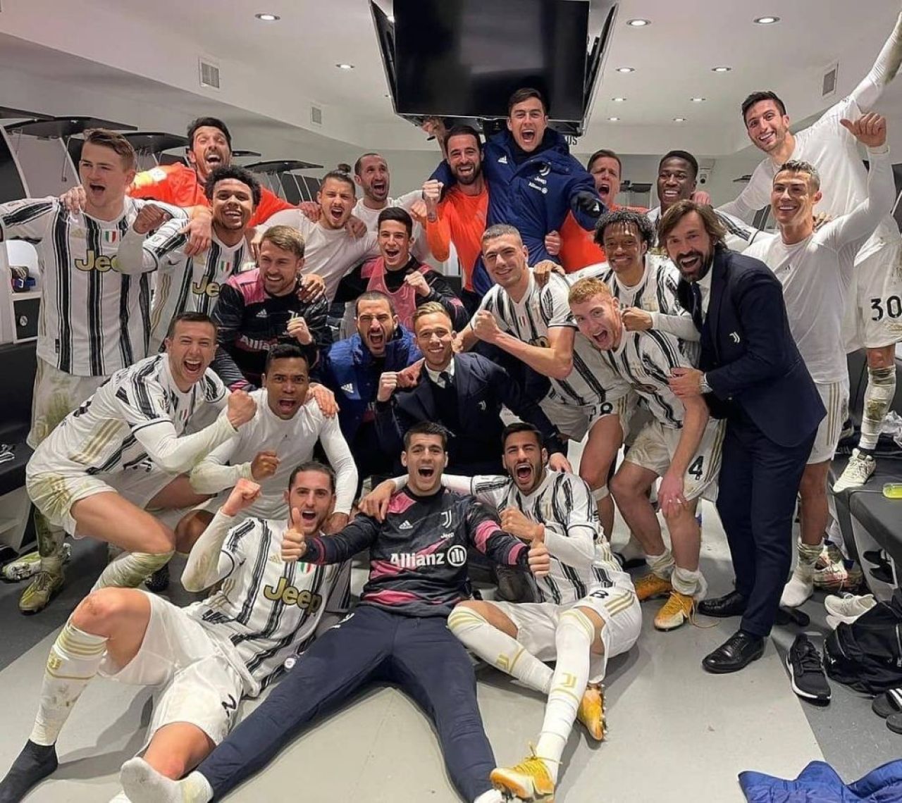 Momentul în care marele Cristiano Ronaldo a cerut o poză cu Radu Drăgușin: