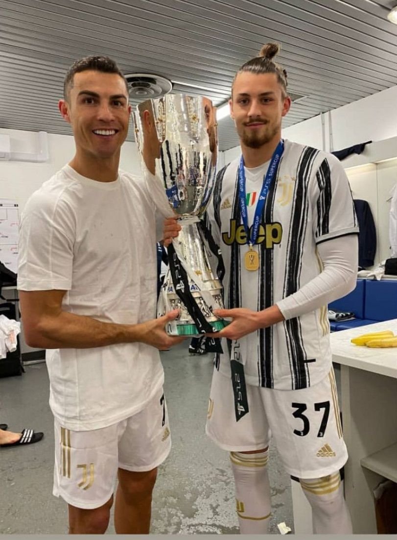 Momentul în care marele Cristiano Ronaldo a cerut o poză cu Radu Drăgușin: 