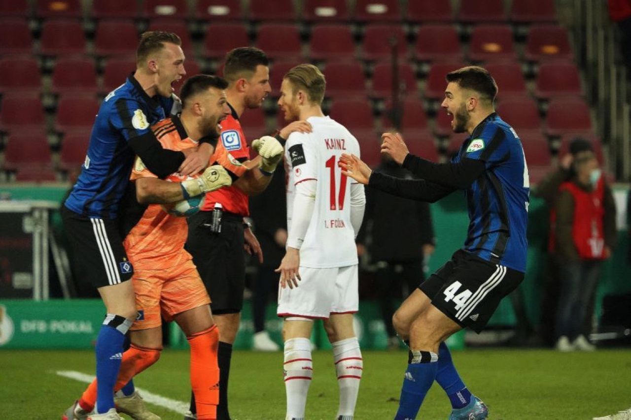 Scene incredibile în Cupa Germaniei! Arbitrul a anulat penalty-ul decisiv după ce jucătorul a atins mingea cu ambele picioare _5