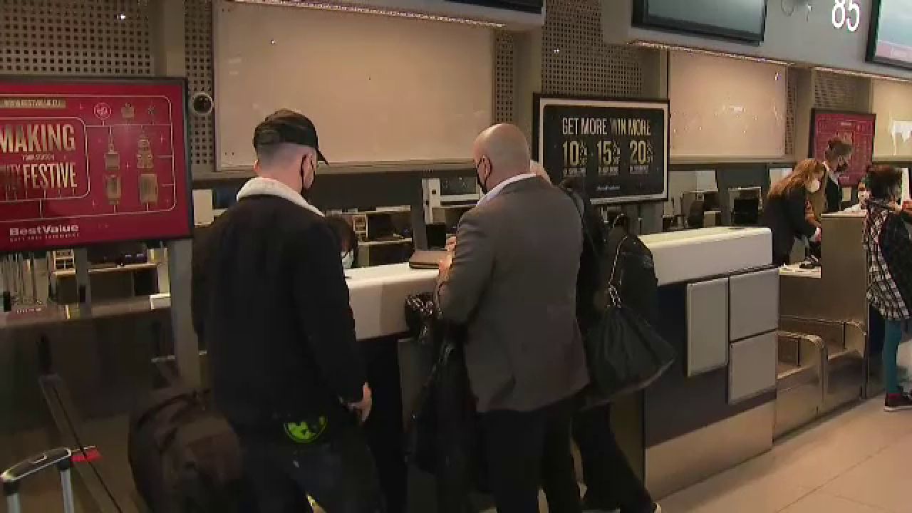 OFICIAL | Dinamo a anunțat oficial transferul lui Sorescu în Polonia. Imagini de la aeroport_2