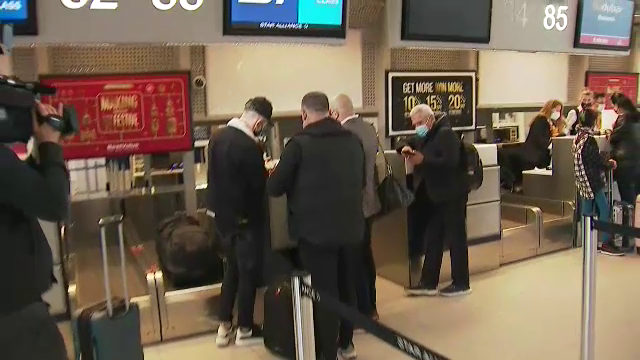 OFICIAL | Dinamo a anunțat oficial transferul lui Sorescu în Polonia. Imagini de la aeroport_3