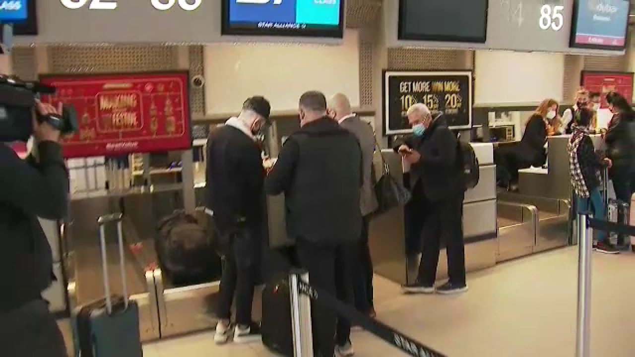 OFICIAL | Dinamo a anunțat oficial transferul lui Sorescu în Polonia. Imagini de la aeroport_3