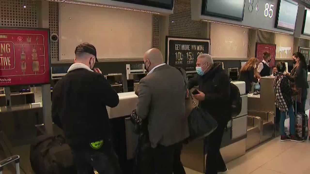 OFICIAL | Dinamo a anunțat oficial transferul lui Sorescu în Polonia. Imagini de la aeroport_5