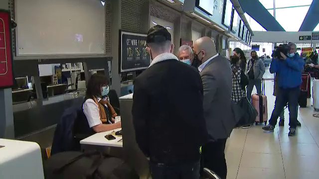 OFICIAL | Dinamo a anunțat oficial transferul lui Sorescu în Polonia. Imagini de la aeroport_7