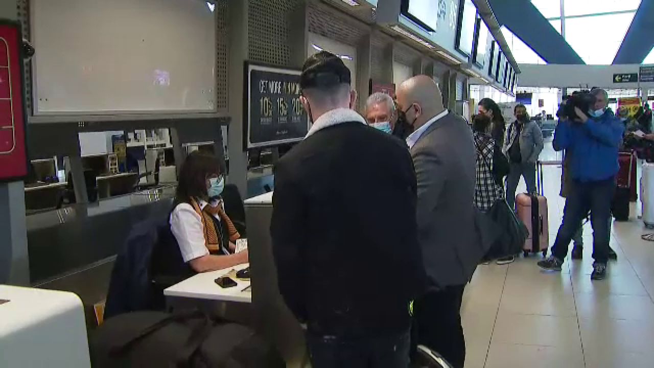 OFICIAL | Dinamo a anunțat oficial transferul lui Sorescu în Polonia. Imagini de la aeroport_7