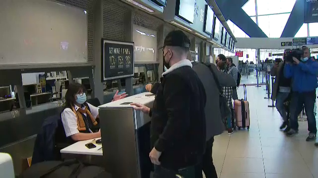 OFICIAL | Dinamo a anunțat oficial transferul lui Sorescu în Polonia. Imagini de la aeroport_8